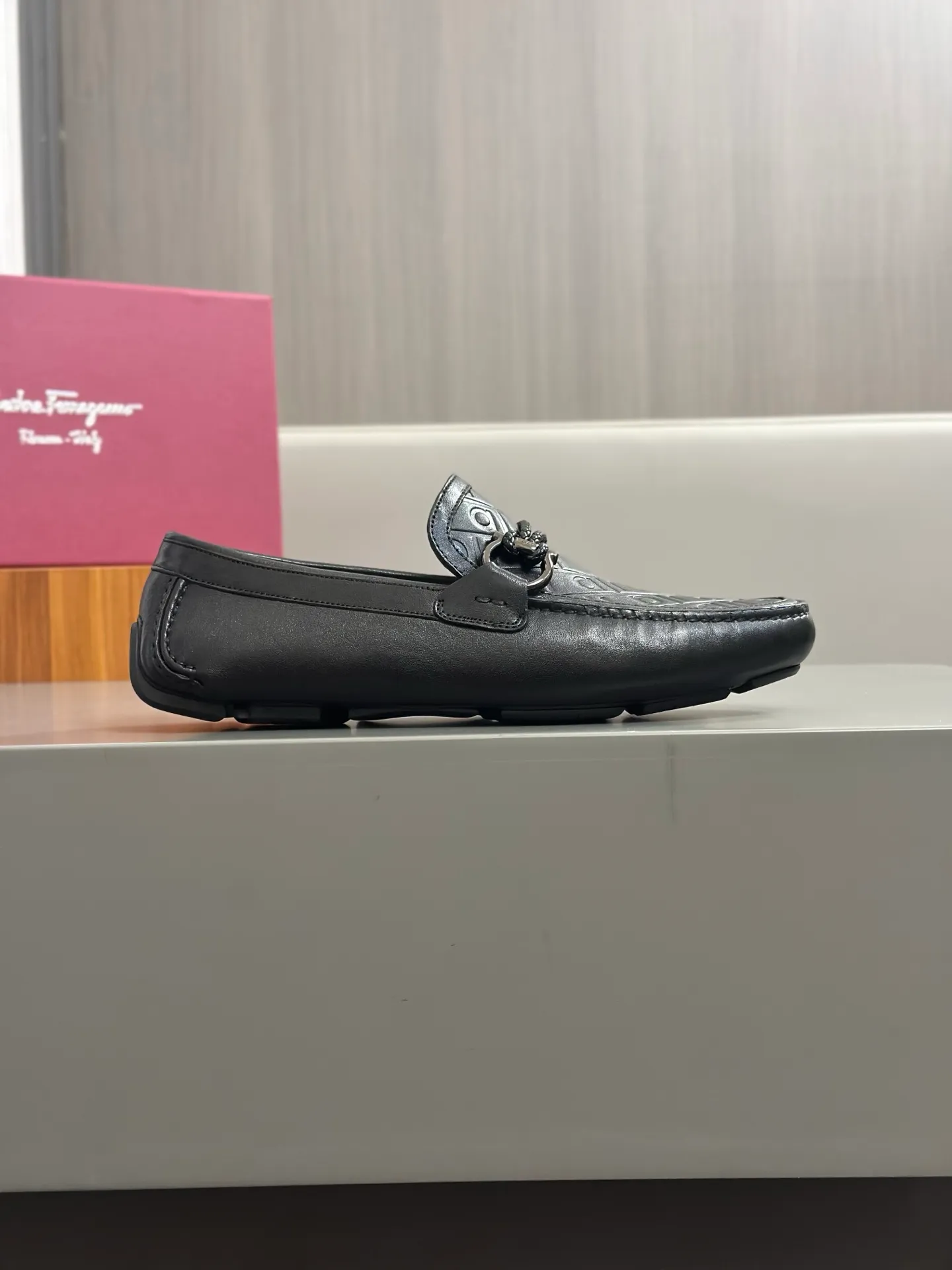 Batch 840, original order quality, new counter model, Ferragamo handmade men's driving shoes, bean shoes, slip-on shoes, lazy shoes, exquisite hand-stitching, workmanship details comparable to counters, original rubber outsole, imported cowhide from Italy, pressed water corrugated water-dyed cowhide lining, 39-44 large quantities in stock (38, 45 custom-made, non-refundable)
